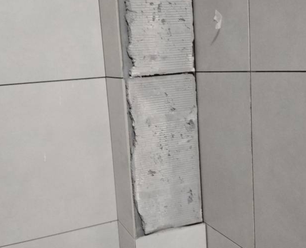 大宁瓷砖空鼓维修公司分享下瓷砖施工前基层浇水润湿程度不足，可能导致以下问题