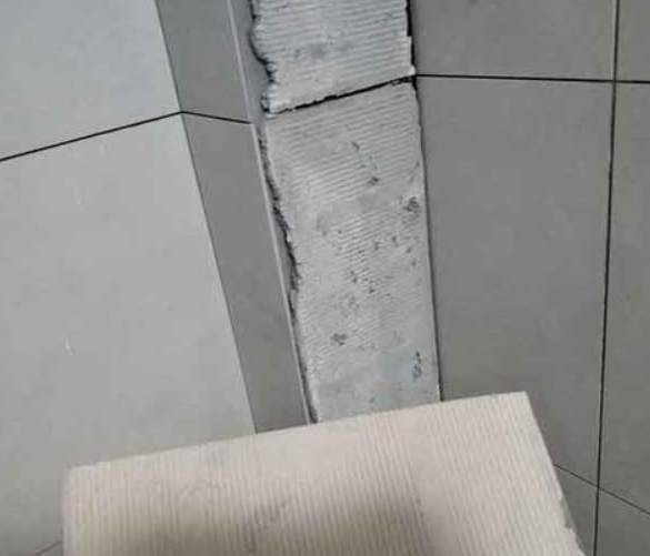 大宁瓷砖空鼓维修公司分享下厨房瓷砖脱落的补救措施。